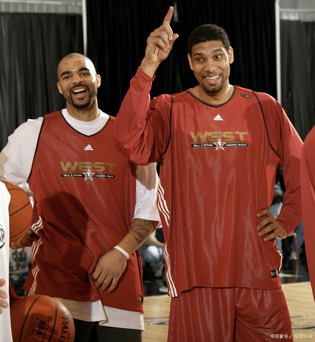 韦世豪社媒祝大家假期愉快，刘殿座留言调侃：樱木假期愉快（韦世豪社媒送上假期祝福，刘殿座打趣留言：樱木假期快乐）