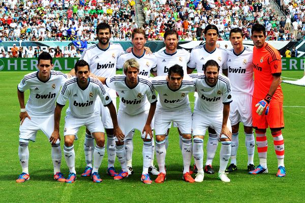 远在迈阿密心系罗马，托蒂和坎德拉用手机观看老东家焦点大战（托蒂与坎德拉身在迈阿密，仍用手机观看罗马焦点战）