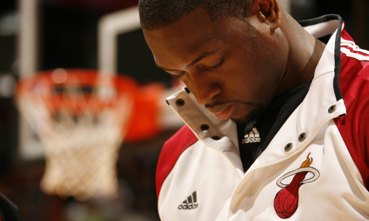 广东对抗训练！萨姆纳暴扣，王少杰好使，崔永熙未现身5v5！（广东队内对抗赛：萨姆纳上演暴扣，王少杰表现出色，崔永熙未参加5v5）