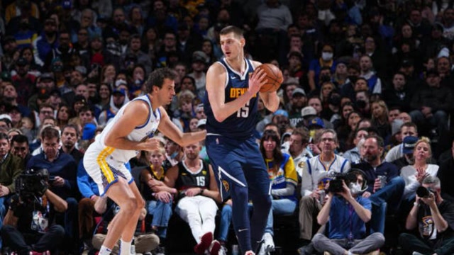 说了啥？卢克曼在被换下时与主教练尤里奇发生口角冲突（被换下不满？卢克曼与主帅尤里奇场边爆发口角）