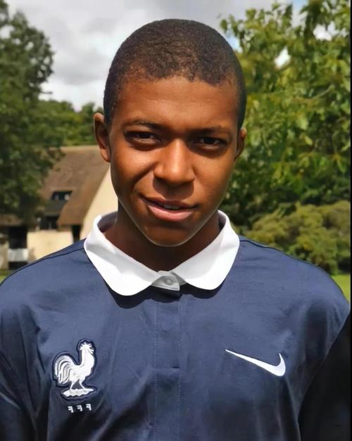 菲律宾队狂热主场氛围点燃赛场（菲律宾主场热浪燃爆全场）