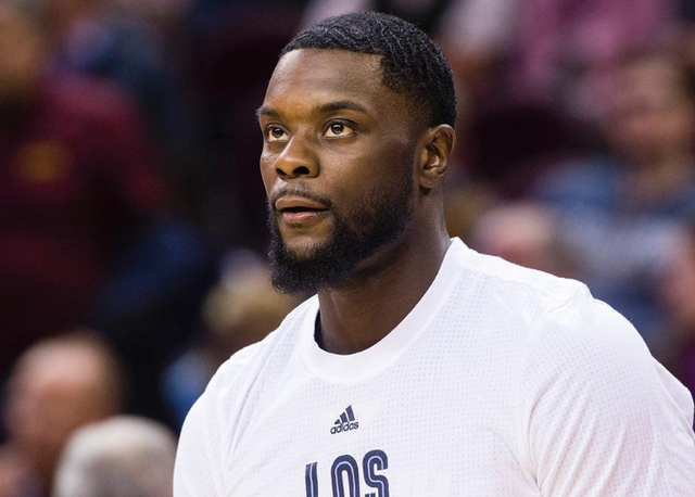 气得双手握拳！（怒得握紧拳头！）